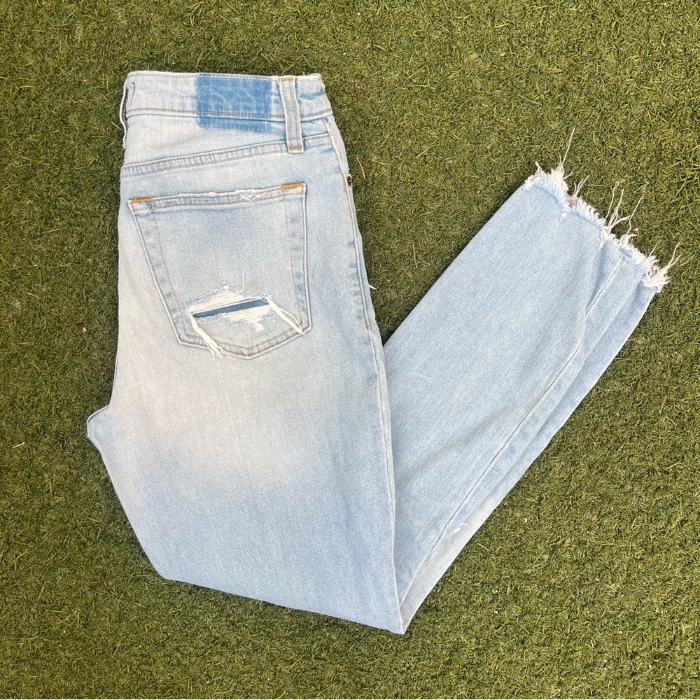 Abercrombie and finch 
Light Blue Distressed Women's Jeans